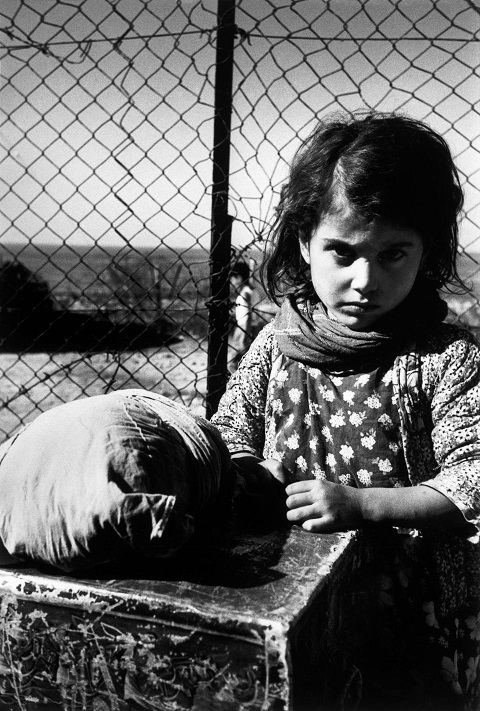 Une jeune juive yéménite à son arrivée dans le camp de Shaar Aliyah, à Haïfa en juin 1950.