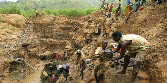 Des travailleurs dans une mine d'or d'Iga Barriere, dans l'est de la République démocratique du Congo