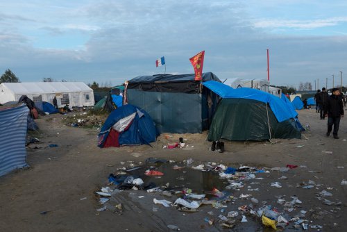 Un drapeau français flotte au milieu du bidonville