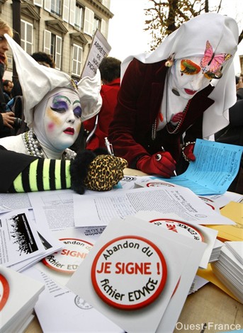  Bien plus belles qu'Edvige et Cristina... les soeurs de la perpétuelle indulgence, très en beauté pour la "Sainte Edwige" à Paris, remplissant leurs fiches avec application (Photo Reuters, Publication site Ouest France). 