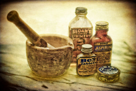 Mortier et vieilles bouteilles de médicaments (Louise Docker/Flikr/CC) Mortier et vieilles bouteilles de médicaments (Louise Docker/Flikr/CC)