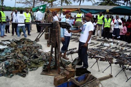 Des rebelles venant de désarmer le 3 octobre à Port-Harcourt. Des rebelles venant de désarmer le 3 octobre à Port-Harcourt.
