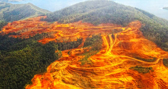 Mine de nickel à ciel ouvert dans l'est de l'île d'Halmahera Mine de nickel à ciel ouvert dans l'est de l'île d'Halmahera