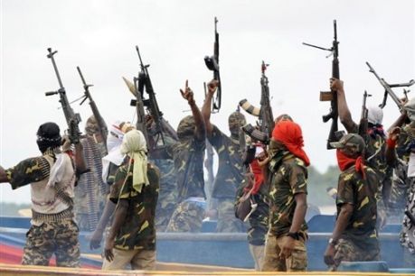 Des membres du Mend célèbre leur succès lors d'une attaque dans le delta du Niger (Nigéria), le 17 septembre 2008