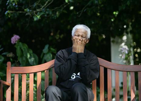  Image de une : Nelson Mandela rit avec les journalistes, mars 2005, province du Cap. Reuters